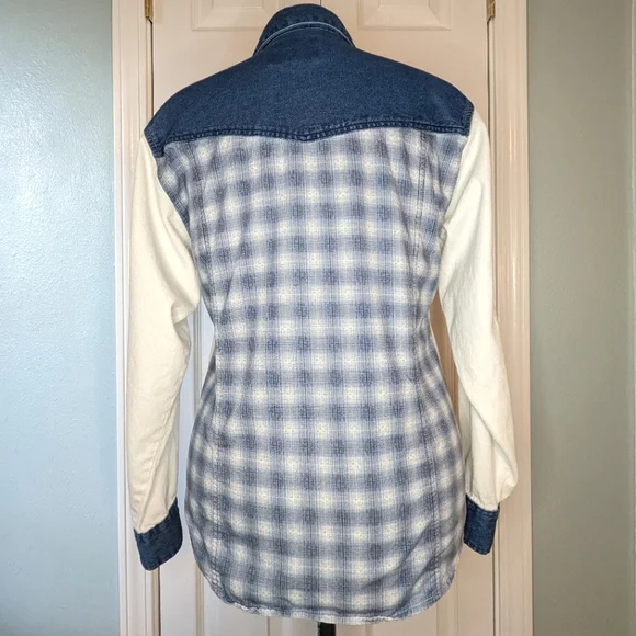 Vintage Wrangler Western Wear for Women two tone denim chambray button down - Picture 2 of 6